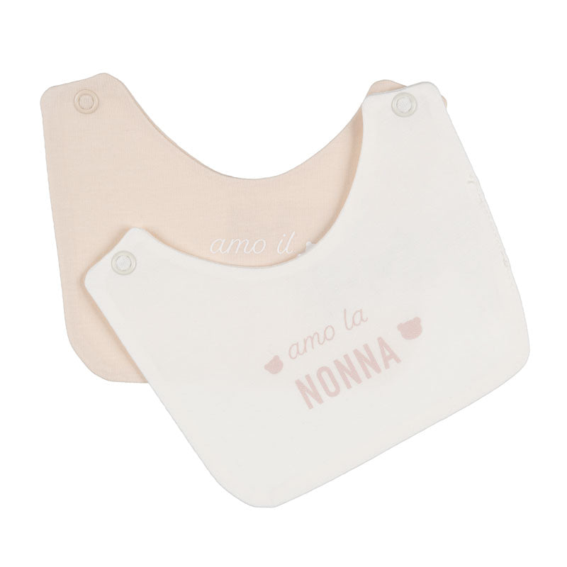 Bavagli off-white e beige con scritta “Amo la nonna/il nonno”.
