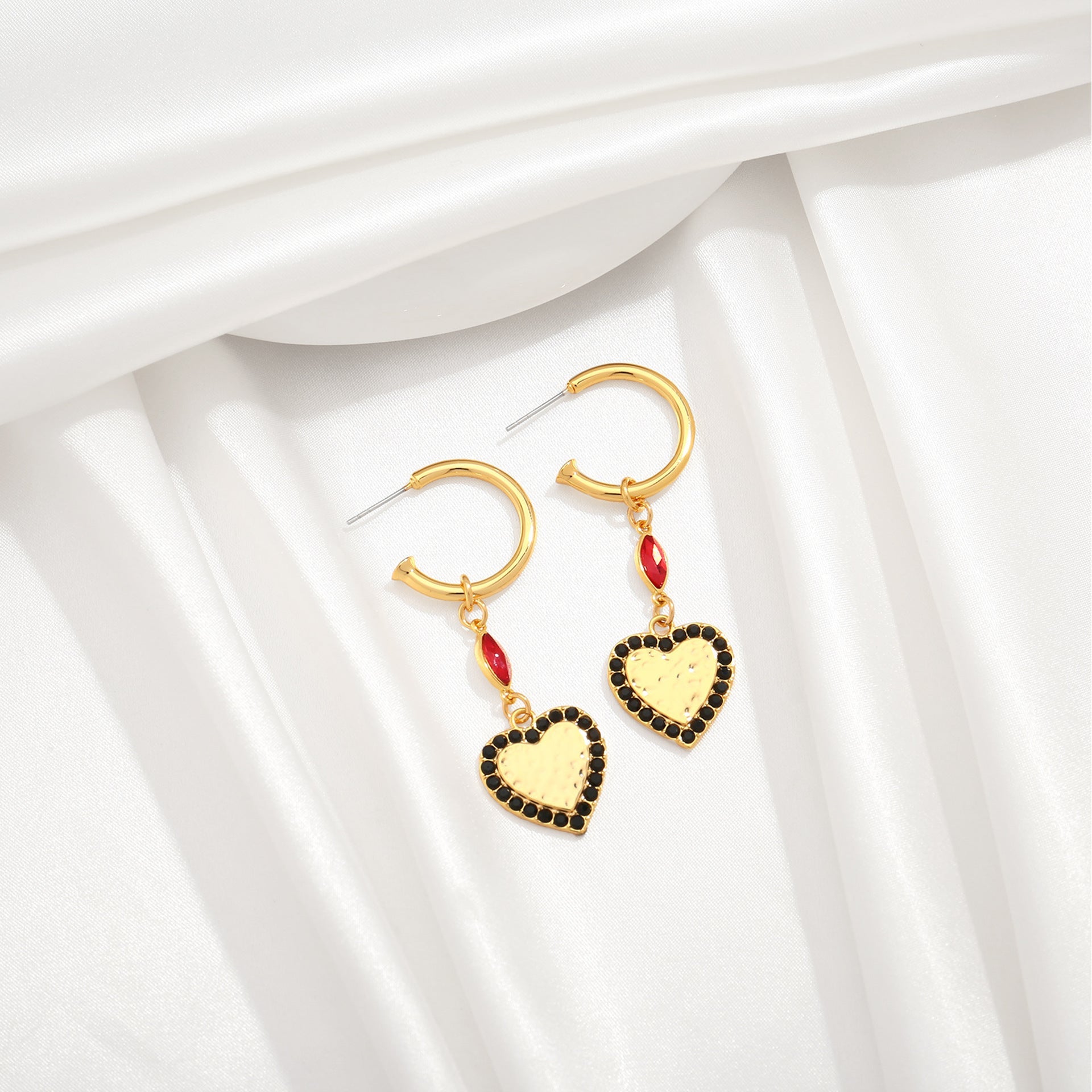 Retro black heart-shaped earrings, European and American minimalist red heart-shaped gold earrings, diamond studded high-end earrings